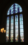 Glas in lood in het grote raam.
              <br/>
              Noorderlicht gemeente, 2017